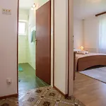 Garden View In For 2 - 4 Persons Apartment Poreč