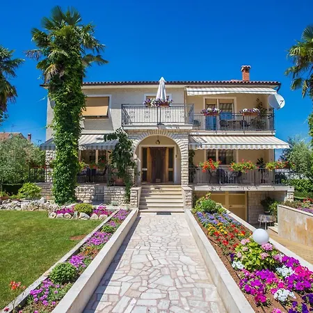 Garden View In For 2 - 4 Persons * Poreč