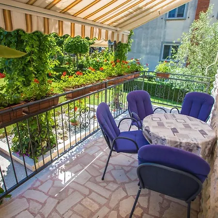 Garden View In For 2 - 4 Persons * Poreč